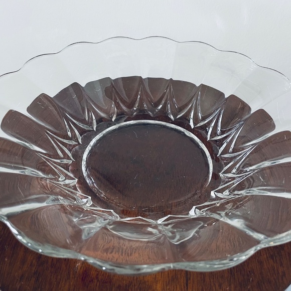 Vintage clear pressed glass serving bowl with scalloped rim, Pressed Glass Bowl - Picture 4 of 6